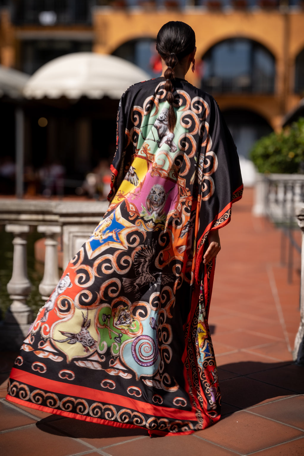 Kimono in Twill di Seta Riciclata con Stampa Segni Zodiacali Rossa